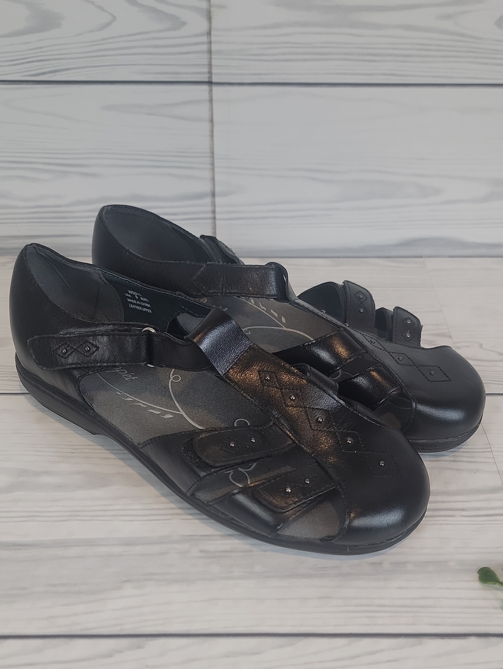 Propet Black Closed-Toe Strappy Comfort Flats - Leather Womens Size 9